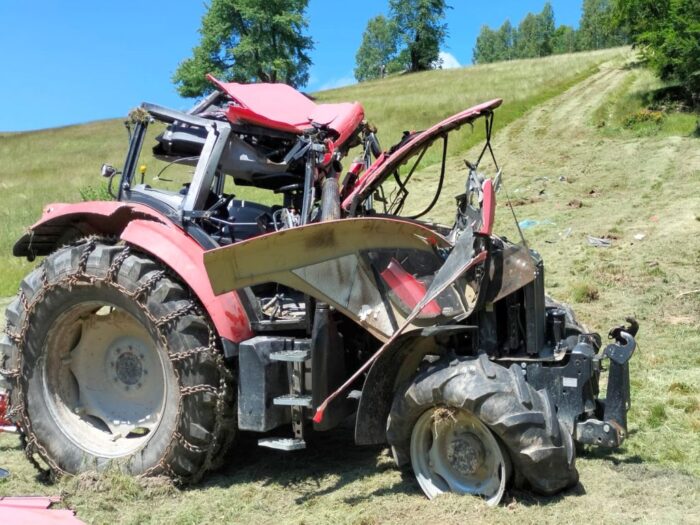 km psp nowy sącz, wypadek, prace polowe, wywrócony ciągnik, ranny traktorzysta