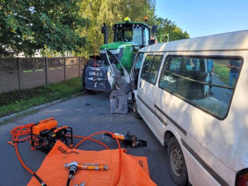 kp psp krotoszyn, wypadek, zderzenie, bus, ciągnik