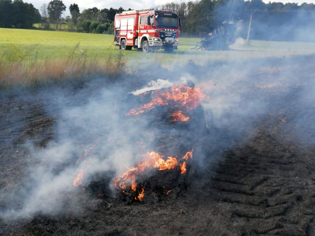kp psp braniewo, pożar, ogień, prasa rolnicza, ściernisko, zboże