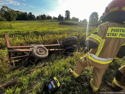 kp psp ełk, wypadek, dziecko, wywrócony ciągnik, lpr