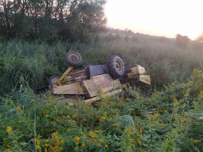 kp psp kraśnik, wypadek, kombajn, wywrócony kombajn, rów melioracyjny, przygnieciony kombajnista