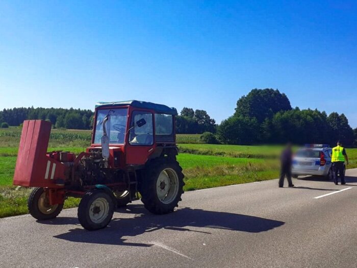 kpp hajnówka, policja bydgoszcz, senior, zepsuty ciągnik, awaria, brak paliwa, interwencja