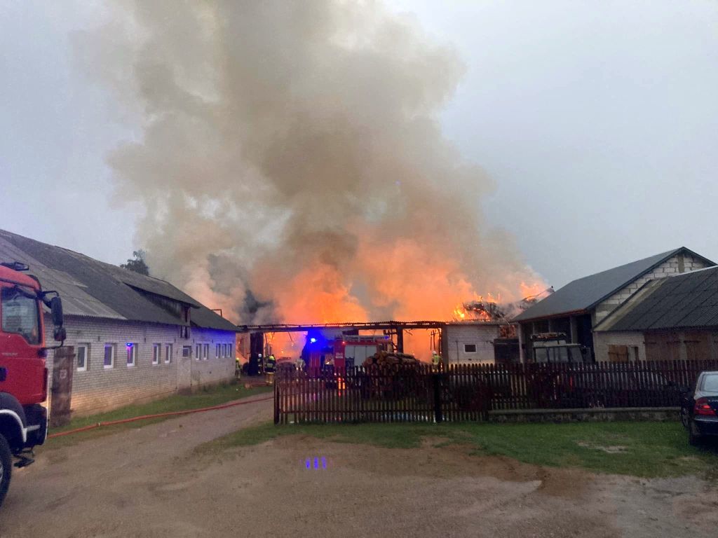 kp psp zambrów, pożar, obora, oboro-stodoła, straty