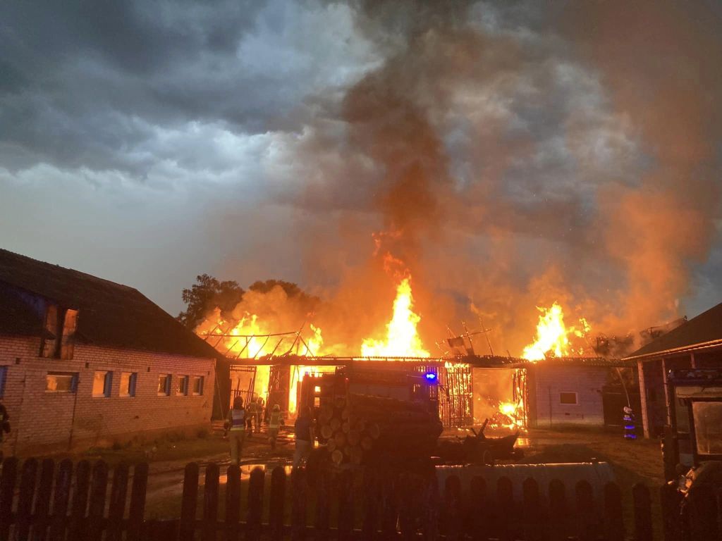 kp psp zambrów, pożar, obora, oboro-stodoła, straty