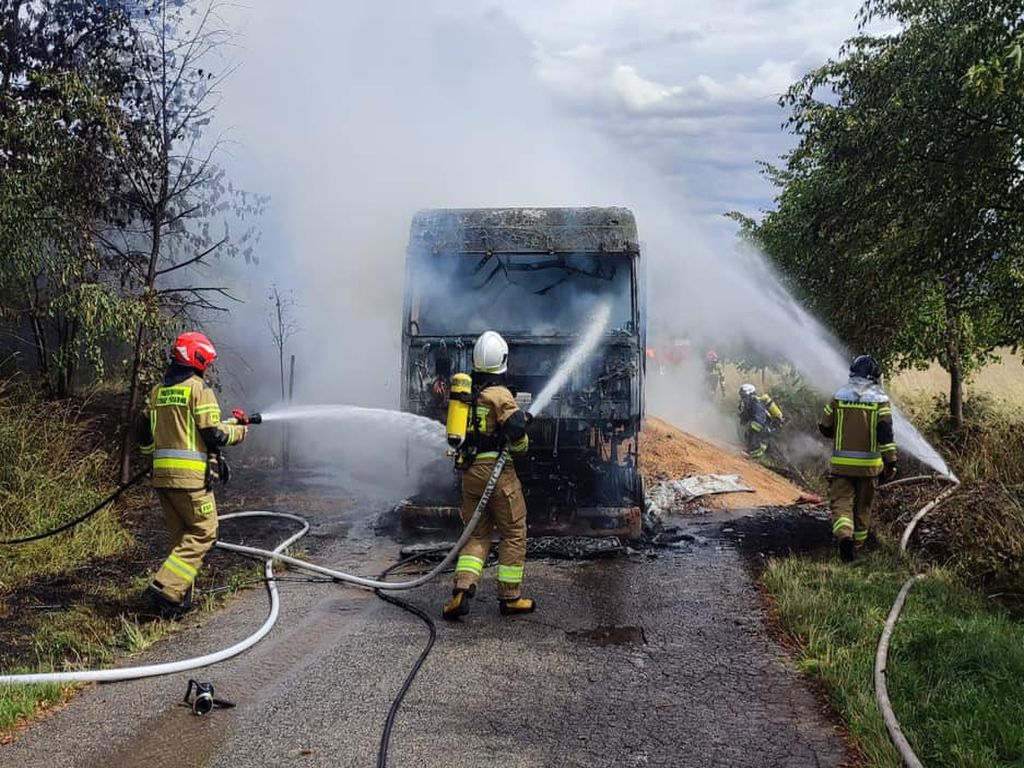 kp psp jawor, pożar, ciężarówka, transport, artykuły spożywcze, zboże, pszenica