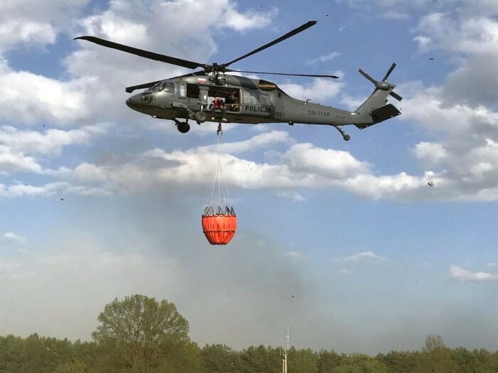 hiszpania, rolnik, śmigłowiec, zbiornik, woda, gaszenie, akcja gaśnicza