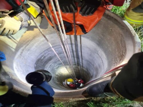 kp psp strzelce opolskie, akcja ratownicza, studnia, poszkodowany, mężczyzna w studni