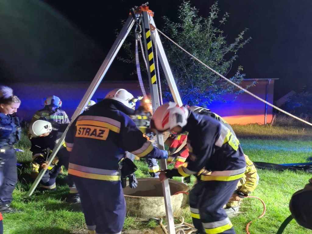 kp psp strzelce opolskie, akcja ratownicza, studnia, poszkodowany, mężczyzna w studni