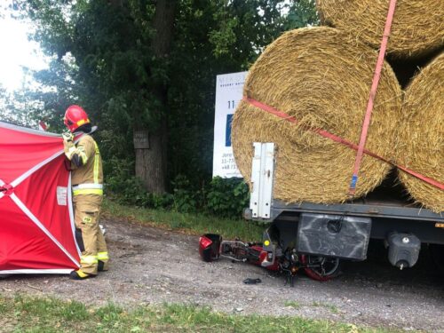 kpp mrągowo, kp psp mrągowo, wypadek, zderzenie, ciężarówka, motorower, śmierć kierowcy, transport słomy, słoma, baloty