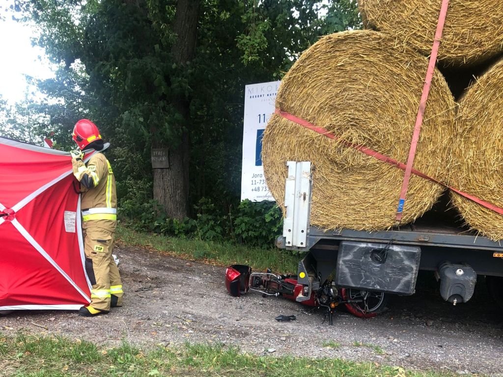 kpp mrągowo, kp psp mrągowo, wypadek, zderzenie, ciężarówka, motorower, śmierć kierowcy, transport słomy, słoma, baloty