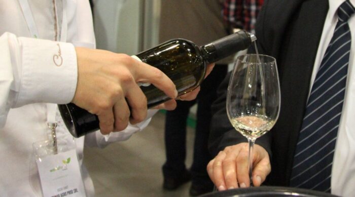 francja, wino, spożycie, sprzedaż, winnice, karczowanie, rekompensaty