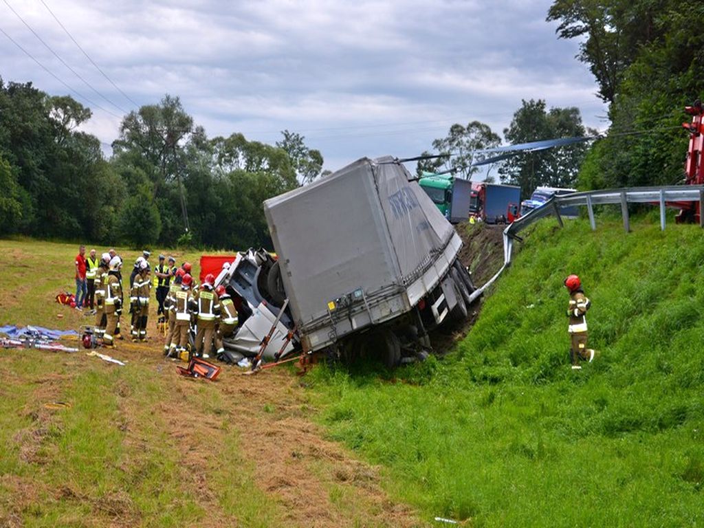 kmp krosno, wypadek, zdarzenie drogowe, tir, ciężarówka, części do maszyn, maszyny rolnicze
