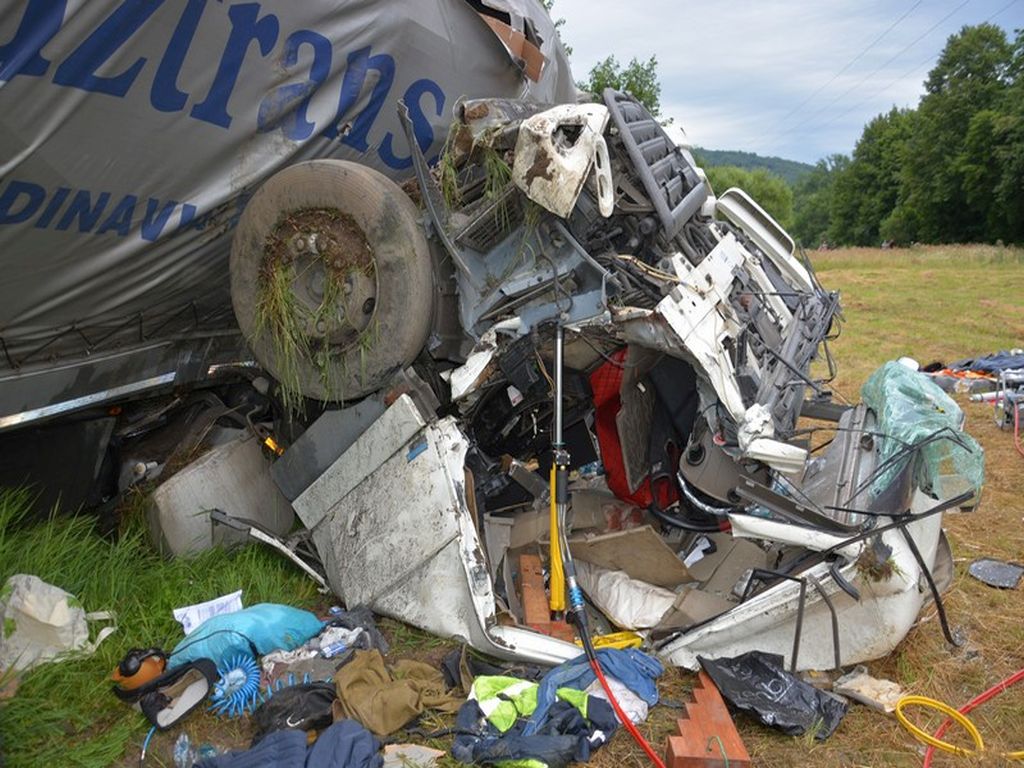kmp krosno, wypadek, zdarzenie drogowe, tir, ciężarówka, części do maszyn, maszyny rolnicze