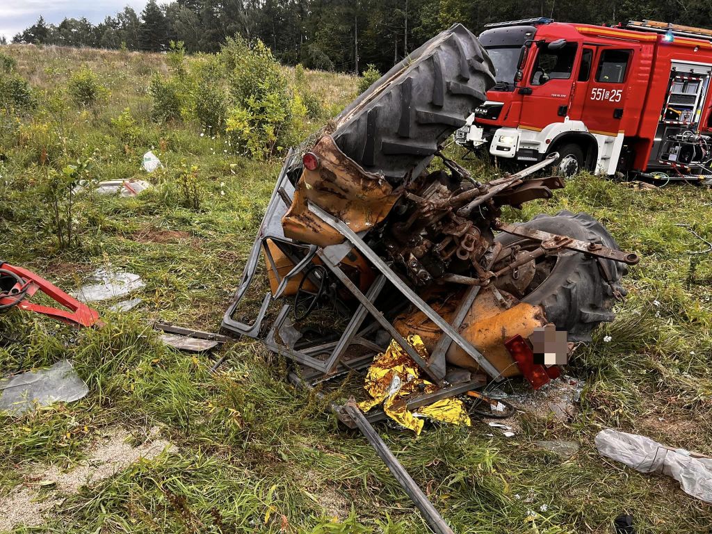 osp gniewino, wypadek, zdarzenie, wywrócony ciągnik, ranny traktorzysta, akcja