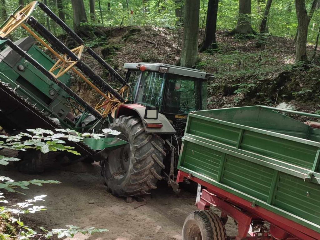 zderzenie, kombajn, ciągnik, droga leśna, służby