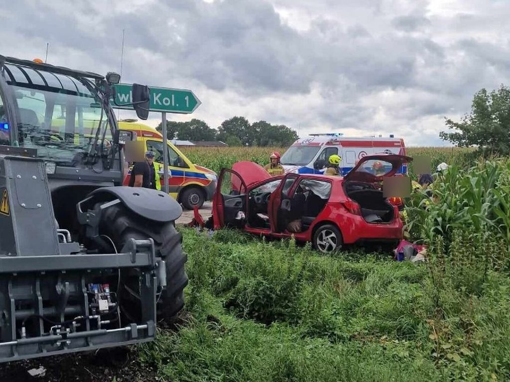 zderzenie, wypadek, samochód, ładowarka, wyprzedzanie, kpp malbork, kp psp malbork