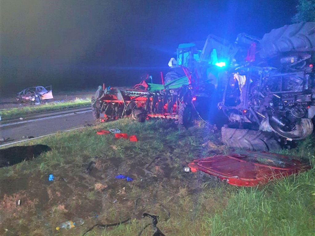 policja podlaska, psp łomża, wypadek, zdarzenie drogowe, ciągnik, auto