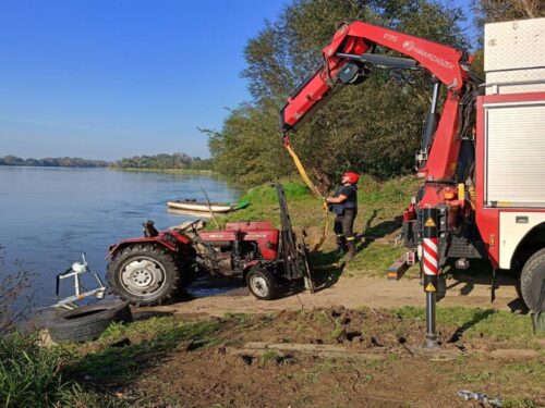 kp psp opole lubelskie, wisła, rzeka, ciągnik, ciągnik w wodzie