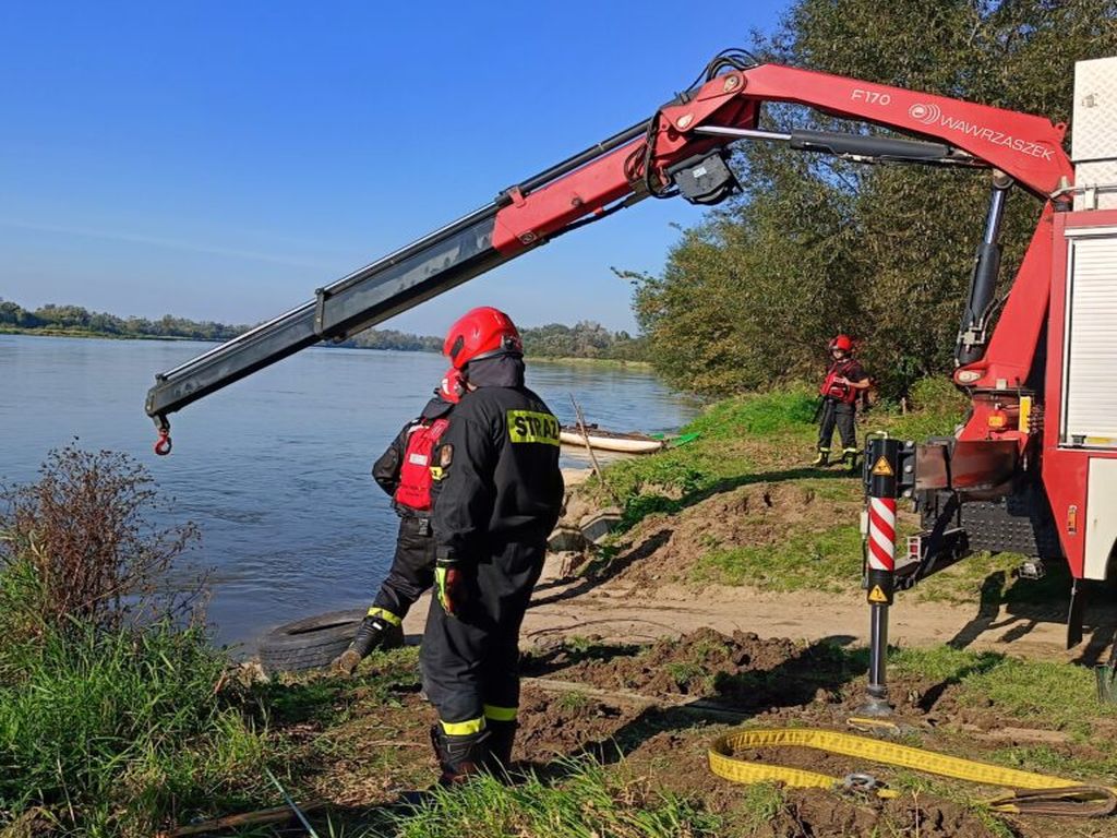 kp psp opole lubelskie, wisła, rzeka, ciągnik, ciągnik w wodzie