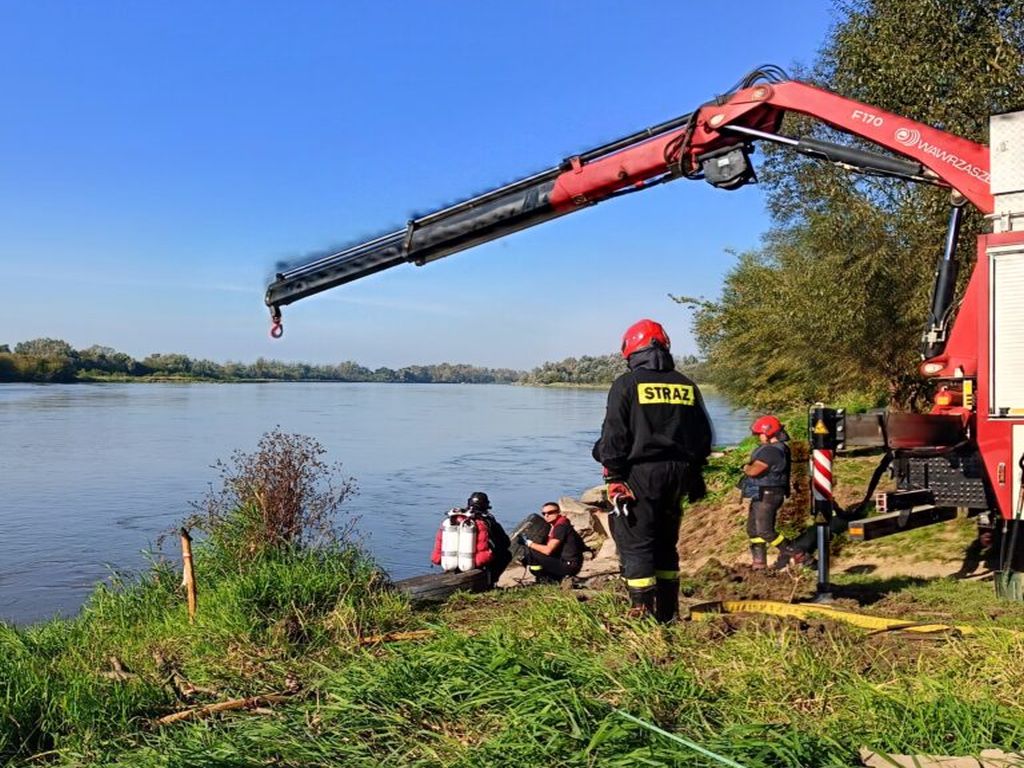 kp psp opole lubelskie, wisła, rzeka, ciągnik, ciągnik w wodzie