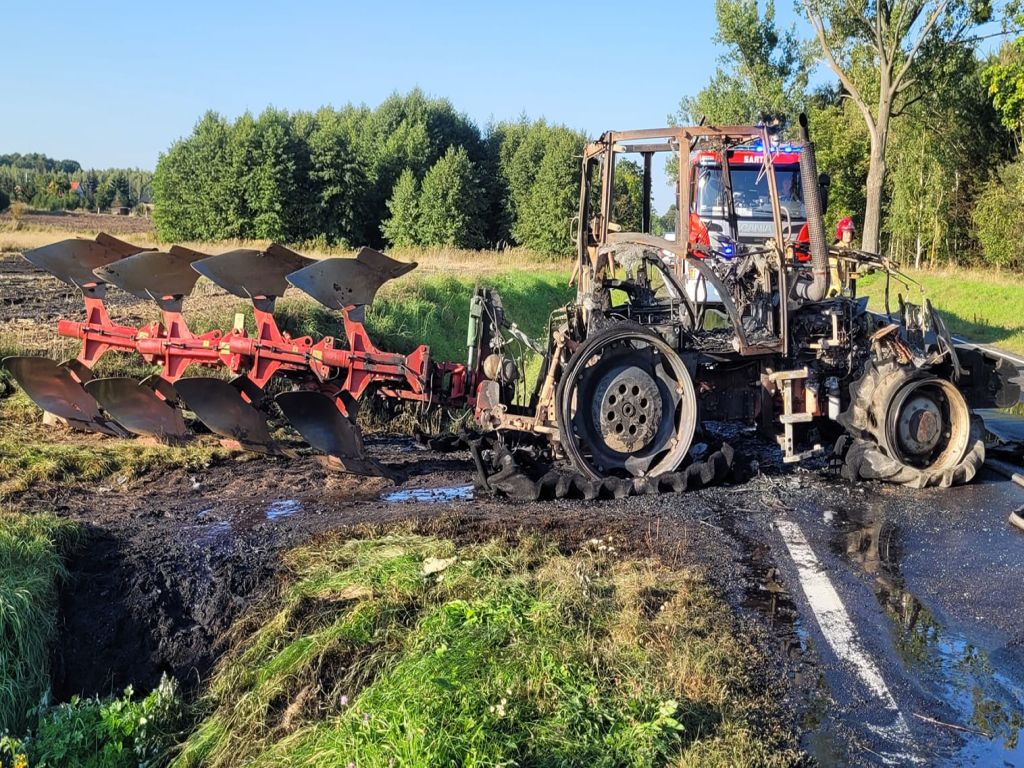 pożar, ciągnik, ściernisko, psp, osp, straty, zwarcie instalacji