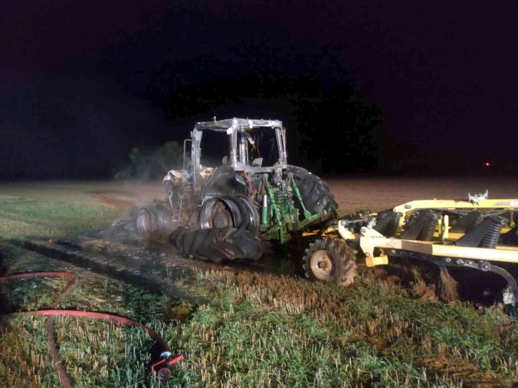 pożar, ciągnik, ściernisko, psp, osp, straty, zwarcie instalacji