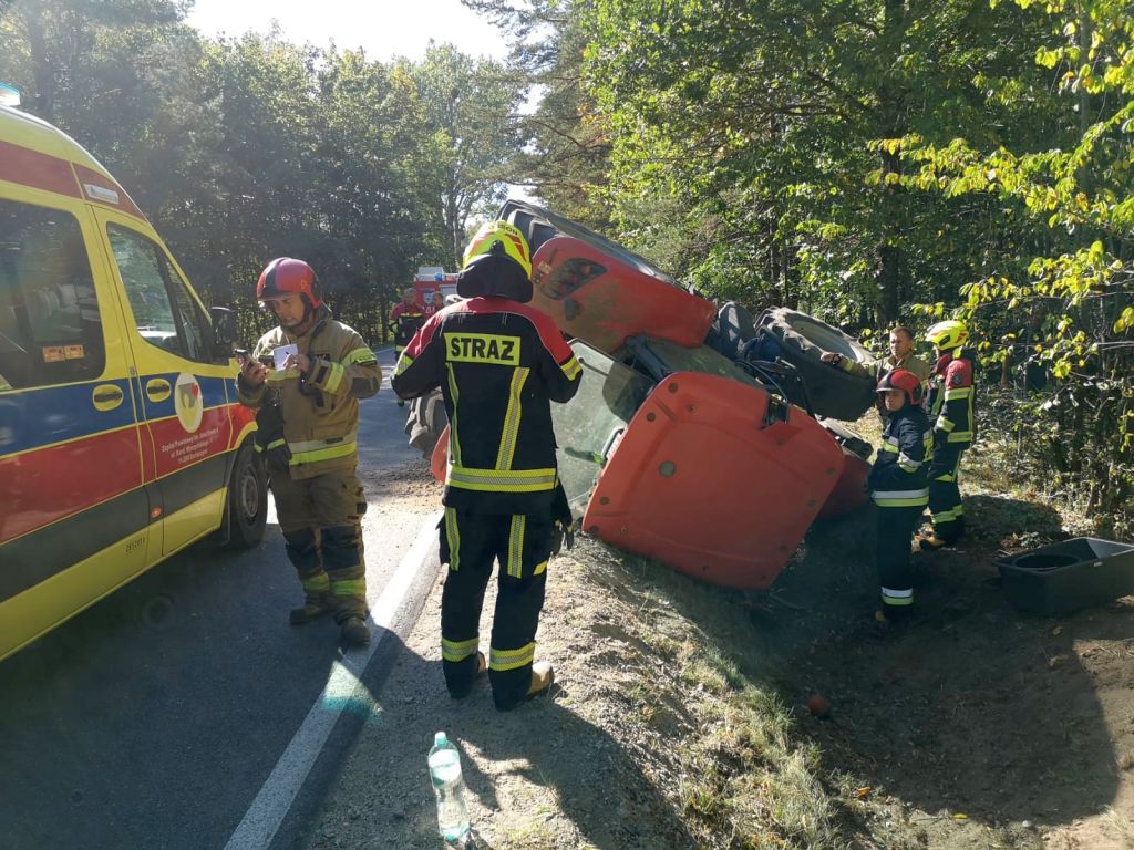 kpp giżycko, osp ryn, wypadek, wywrócony ciągnik, ranny traktorzysta