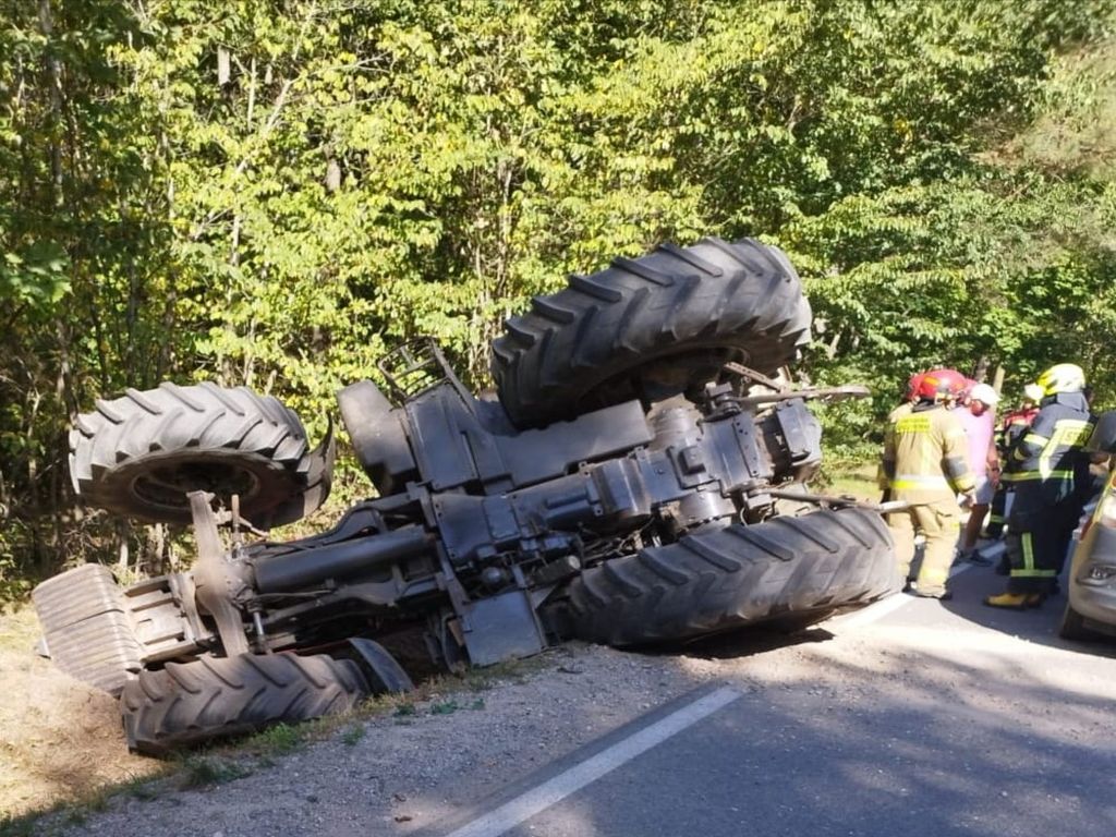 kpp giżycko, osp ryn, wypadek, wywrócony ciągnik, ranny traktorzysta