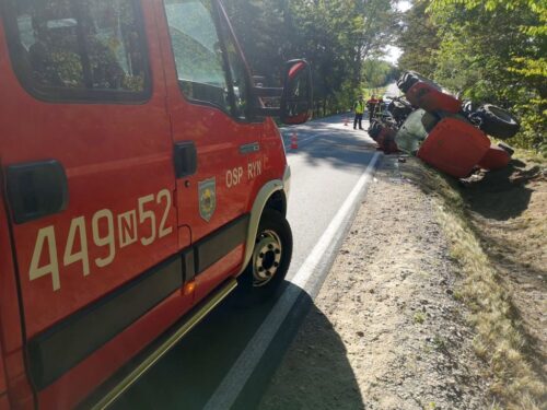 kpp giżycko, osp ryn, wypadek, wywrócony ciągnik, ranny traktorzysta