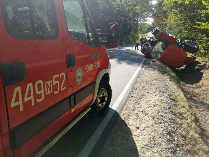 kpp giżycko, osp ryn, wypadek, wywrócony ciągnik, ranny traktorzysta