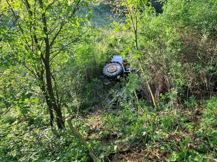 morawica, wypadek, skarpa, ciągnik, wywrócony ciągnik, śmierć traktorzysty