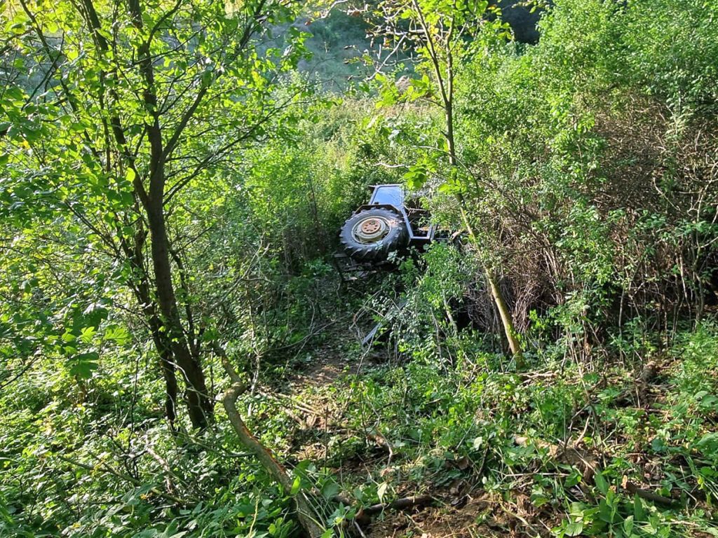 morawica, wypadek, skarpa, ciągnik, wywrócony ciągnik, śmierć traktorzysty