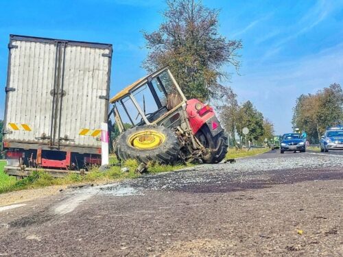 kpp łuków, wypadek, zdarzenie drogowe, ciężarówka, ciągnik rolniczy, ranny traktorzysta