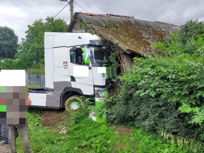 kp psp miechów, wypadek, ciągnik siodłowy, osp maków, stodoła