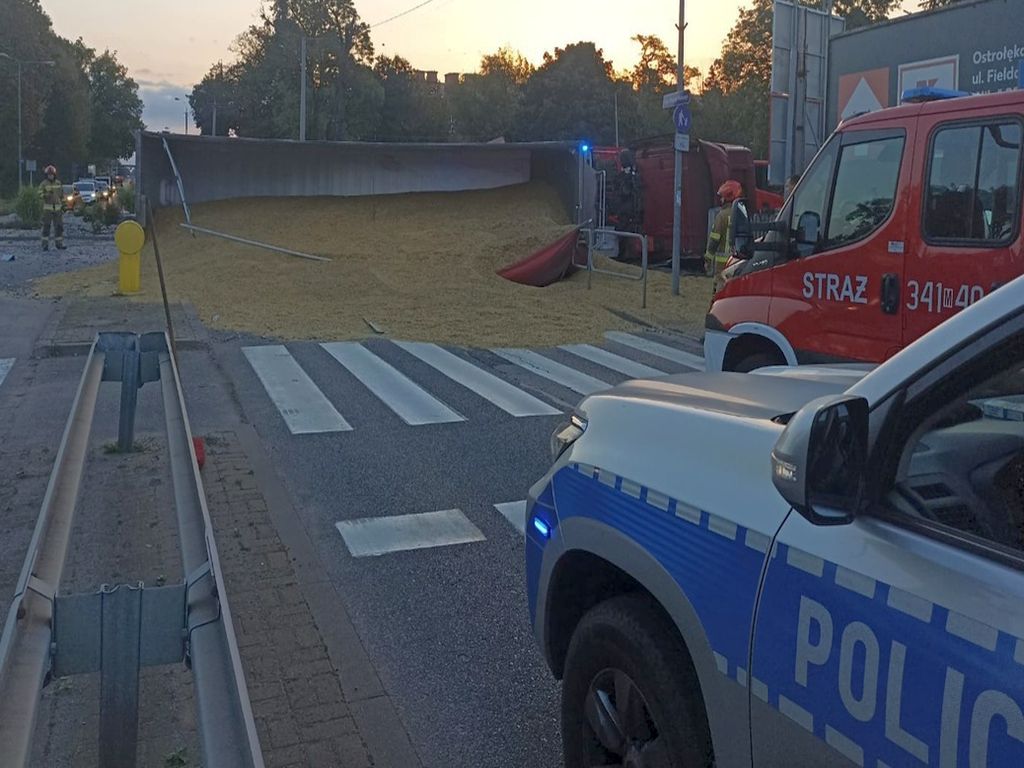 kmp ostrołęka, wypadek, kolizja, zdarzenie drogowe, ciężarówka, zboże, transport zboża
