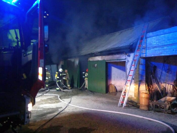 kp psp opatów, pożar, akcja, garaż, ładowarka