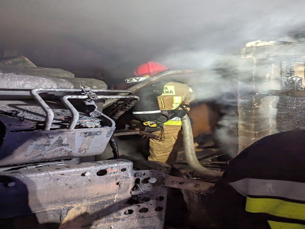 kp psp opatów, pożar, akcja, garaż, ładowarka