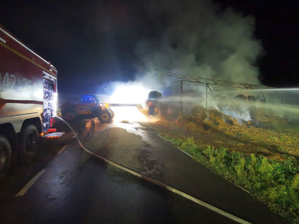 km psp kalisz, pożar, gospodarstwo, słoma, baloty, wiata, kombajn