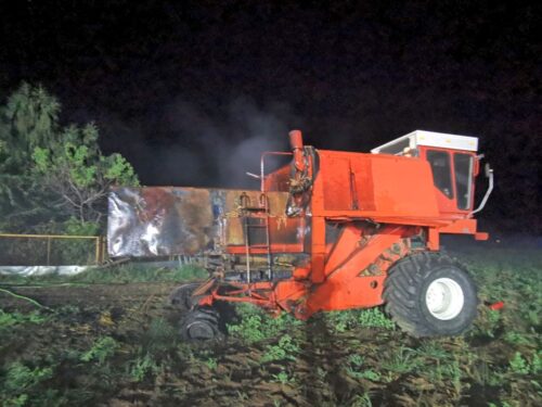 km psp kalisz, pożar, gospodarstwo, słoma, baloty, wiata, kombajn