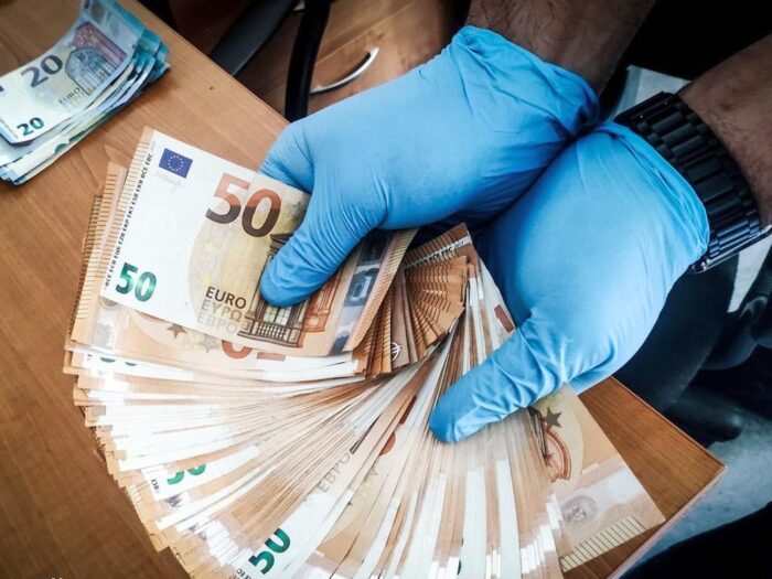 włochy, aresztowania, zatrzymania, oszustwo, wyłudzenie, pieniądze, dopłaty, pastwiska