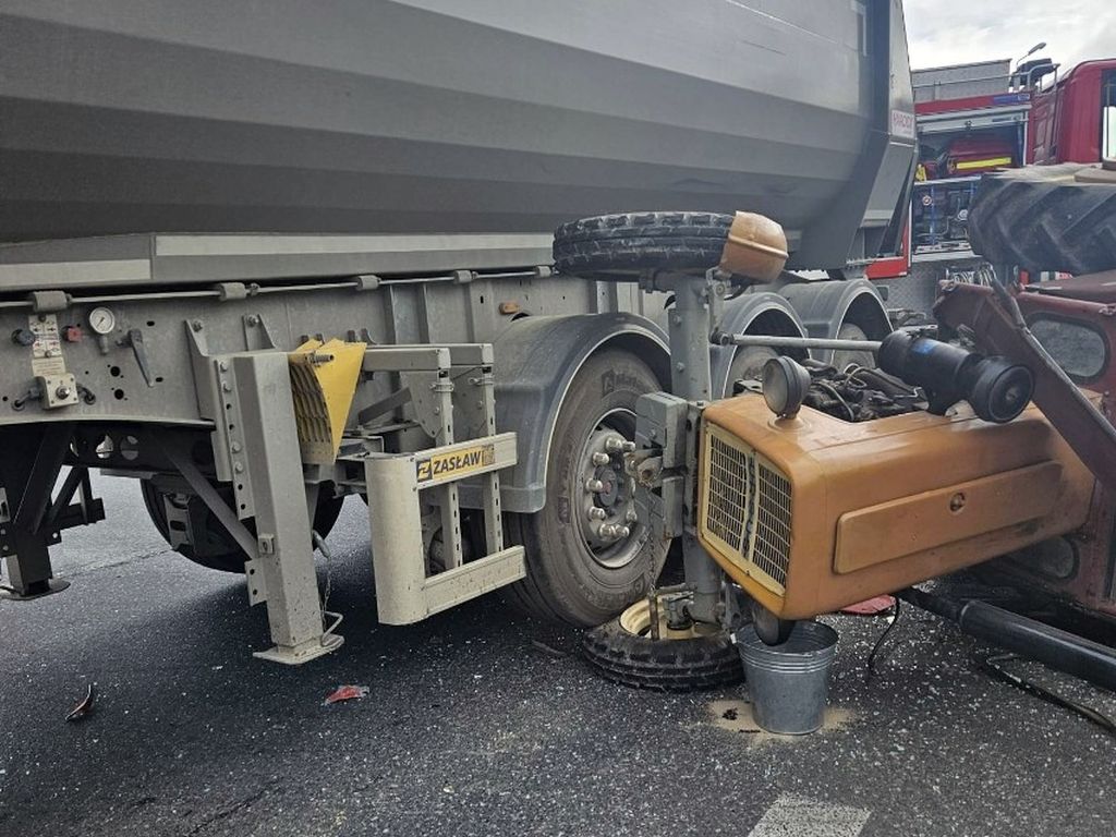 kpp strzelce opolskie, psp strzelce opolskie, zderzenie, ciężarówka, ciągnik, ranny traktorzysta, sygnalizacja świetlna
