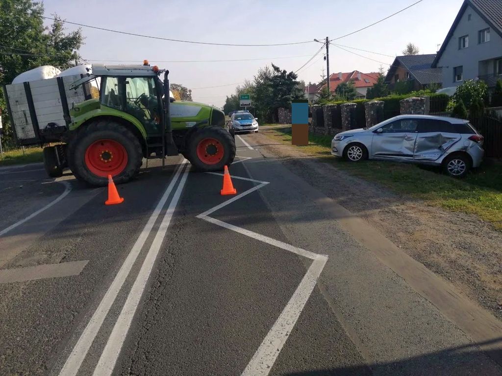 kpp kutno, wypadek, zdarzenie drogowe, ciągnik, samochód, nieustąpienie pierwszeństwa