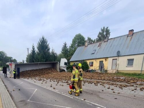kpp sztum, kolizja, zdarzenie drogowe, wywrócona ciężarówka, naczepa, buraki, transport buraków