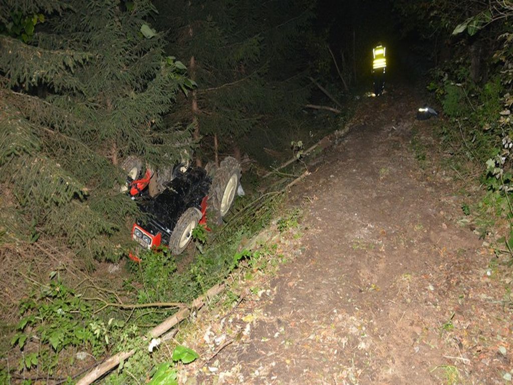 kmp krosno, wypadek, droga gruntowa, wywrócony ciągnik, ranny traktorzysta, pijany traktorzysta, przygniecenie