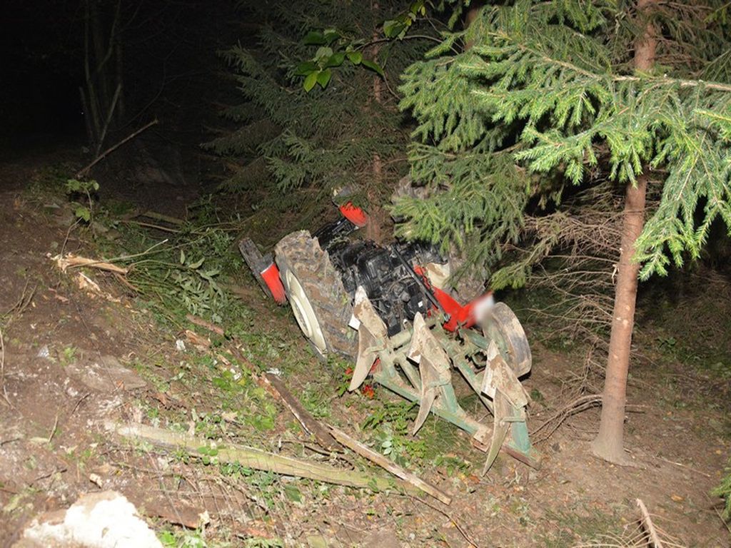 kmp krosno, wypadek, droga gruntowa, wywrócony ciągnik, ranny traktorzysta, pijany traktorzysta, przygniecenie