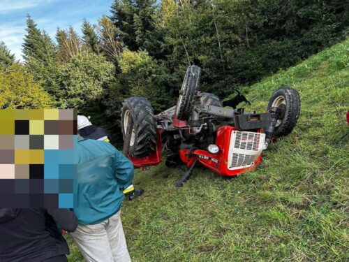 km psp nowy sącz, wypadek, wywrócony ciągnik, ranny traktorzysta, osp