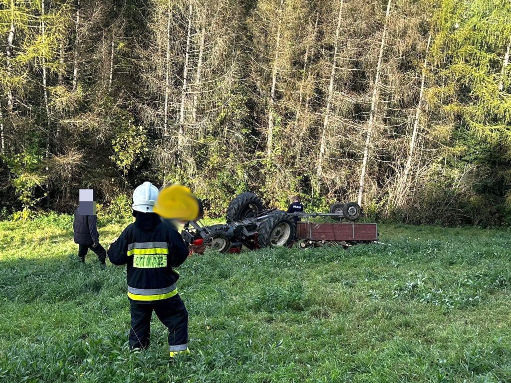 km psp nowy sącz, wypadek, wywrócony ciągnik, ranny traktorzysta, osp