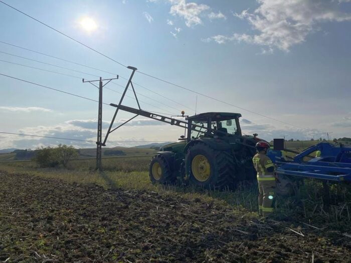 kp psp ząbkowice śląskie, interwencja, pogotowie energetyczne, słup energetyczny, uszkodzenie, linia napięcia