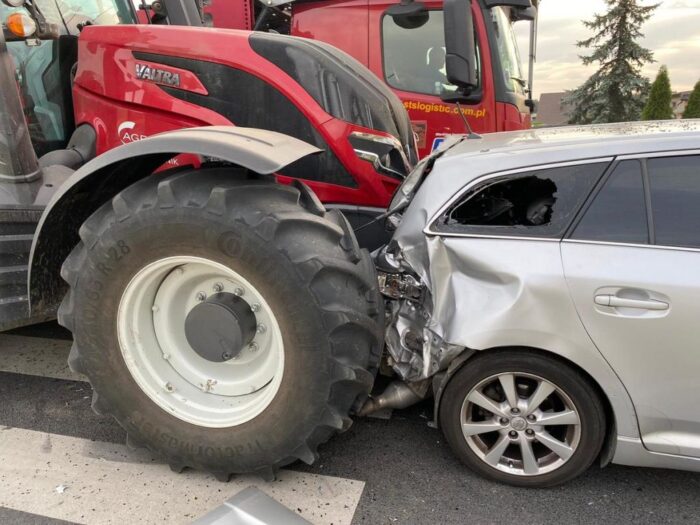 kpp koło, wypadek, zdarzenie drogowe, zderzenie, ciągnik, auto, osobówka, potrącenie, pasy, chłopiec