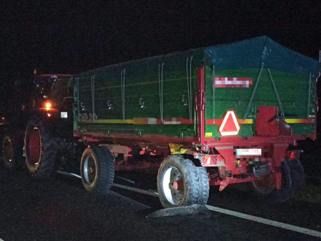 kp psp łęczyca, kpp łęczyca, wypadek, zderzenie drogowe, zderzenie, auto, ciągnik, przyczepa, pożar
